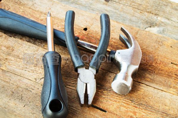 旧木板上的匠心 一套家庭装修手工工具的静物美学